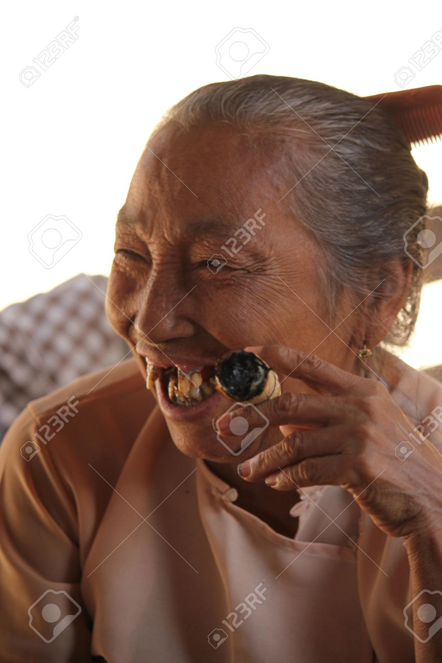 Vieja Mujer Asiatica Sonriendo Sin Dientes Mientras Se Fuma Un Cigarro Grande Fotos Retratos Imagenes Y Fotografia De Archivo Libres De Derecho Image 30037363