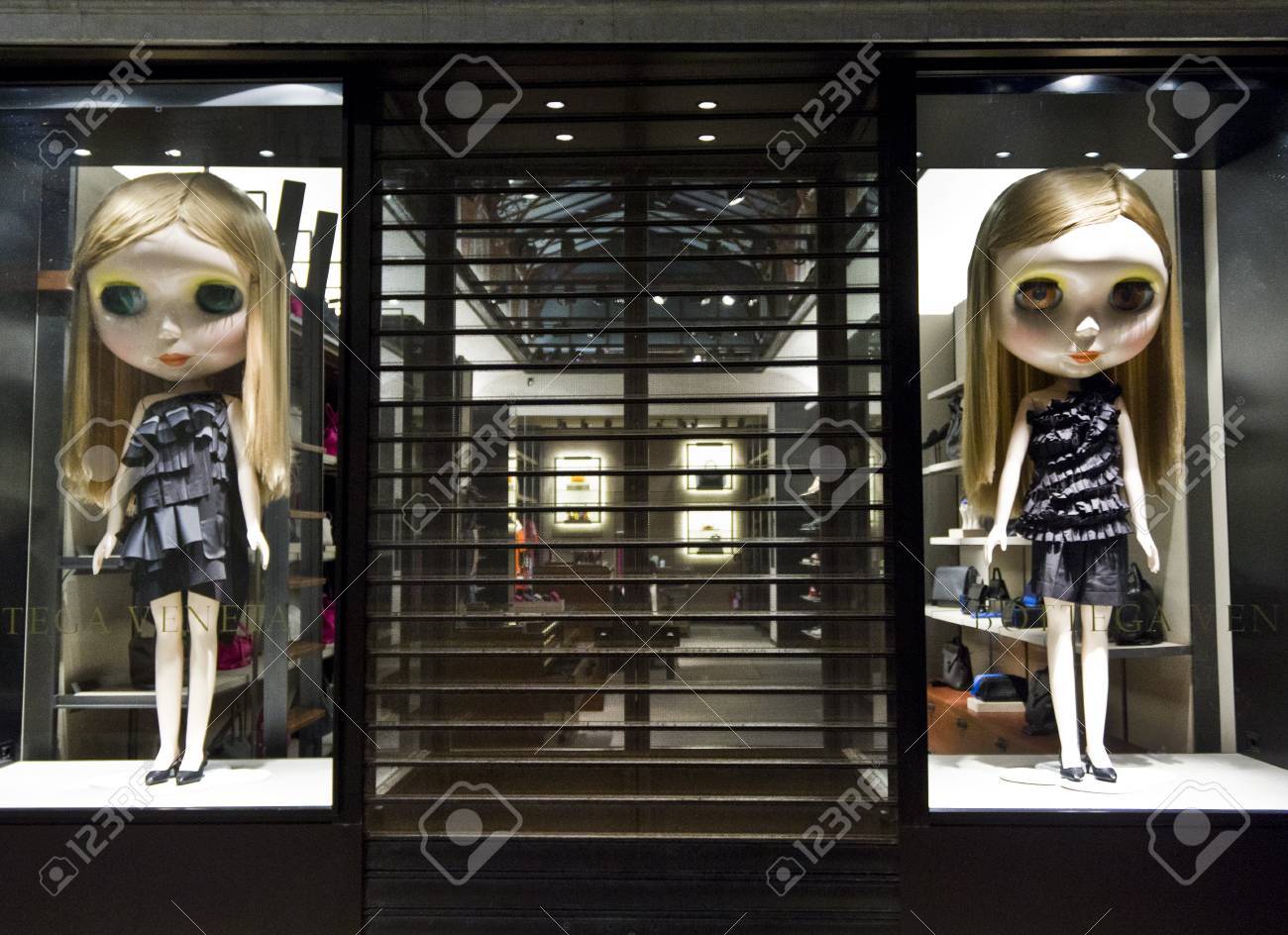 Bottega Veneta Fenster Mit Grosse Puppe In Der Nacht Fur Den Fruhling Sommer 2014 Ist Die Lebensgrosse Schaufensterpuppe Versionen Von Blythe Eine Puppe Mit Einem Grossen Kopf Und Grossen Augen In