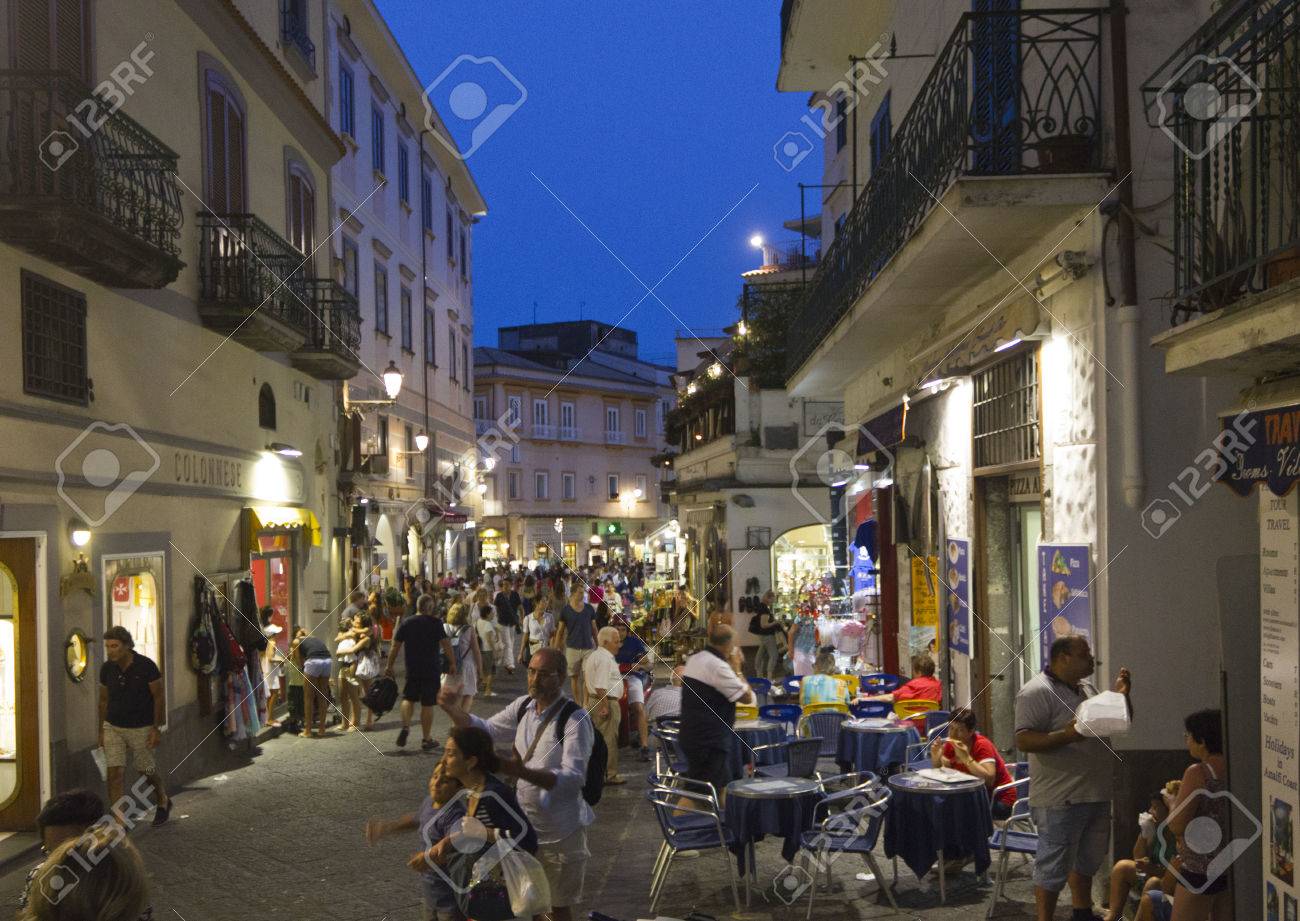 夜のアマルフィ イタリア アマルフィ メインストリート お土産ショップやレストランのアマルフィ通りを歩いている人 の写真素材 画像素材 Image