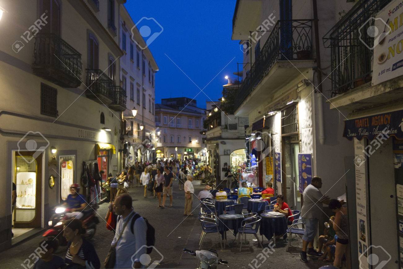 夜のアマルフィ イタリア アマルフィ メインストリート お土産ショップやレストランのアマルフィ通りを歩いている人 の写真素材 画像素材 Image