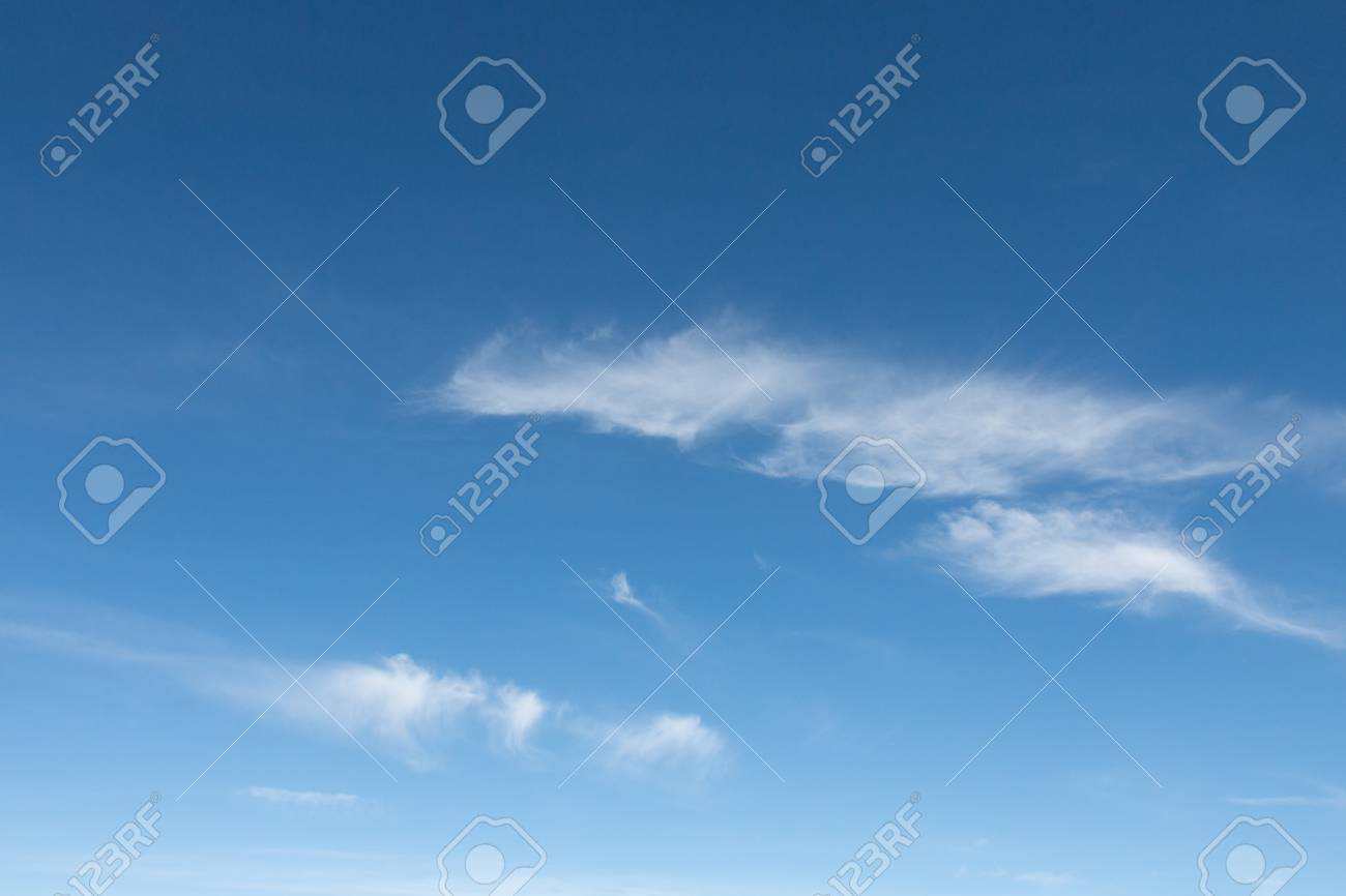 いくつか薄い白い雲が青空に浮かんでいます の写真素材 画像素材 Image