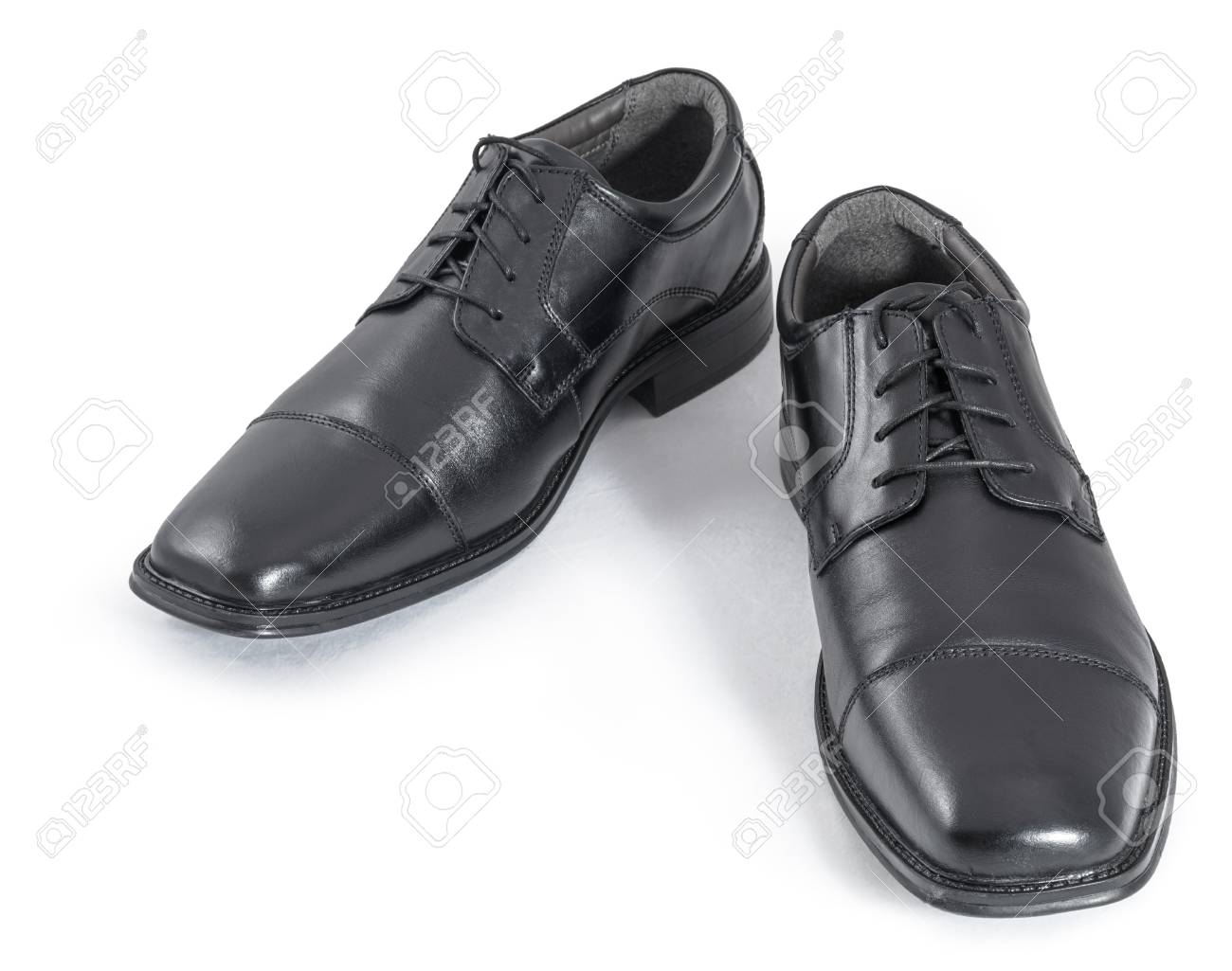 https://previews.123rf.com/images/gridenko/gridenko1301/gridenko130100010/17338222-un-par-de-zapatos-de-los-hombres-negros-de-s-aislados-en-blanco-saturaci%C3%B3n-camino-incluido.jpg