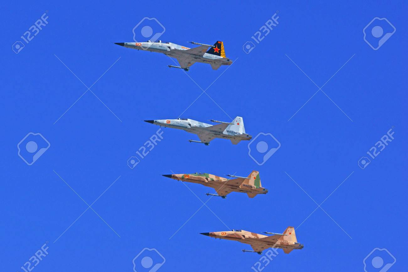 F 5 タイガー Ii 航空機 15年で形成にユマの航空ショーします の写真素材 画像素材 Image
