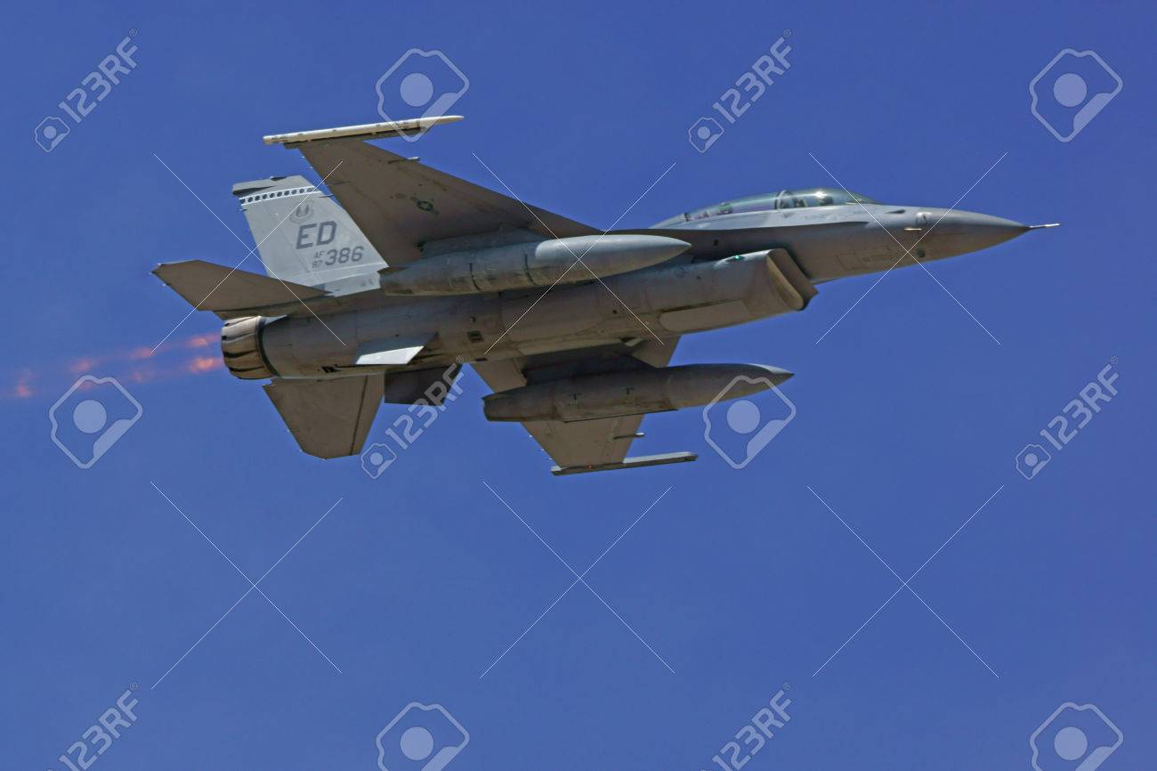 航空ショーで飛ぶジェット戦闘機 F 15 ファルコン の写真素材 画像素材 Image 航空ショーで飛ぶジェット戦闘機 F 15 ファルコン の写真素材 画像素材 Image
