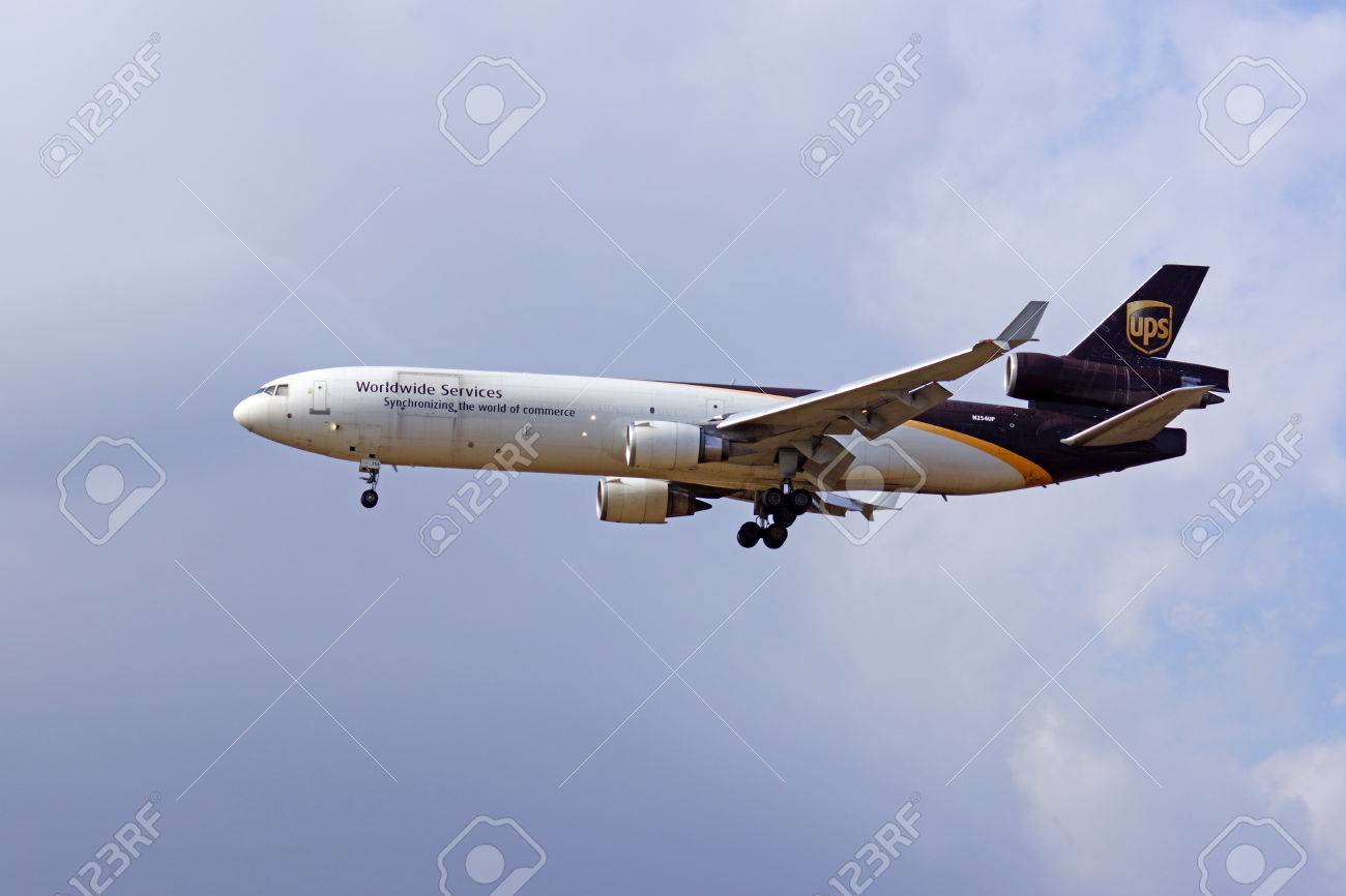 空港に着陸飛行機 Ups 貨物 Md 11 機 の写真素材 画像素材 Image