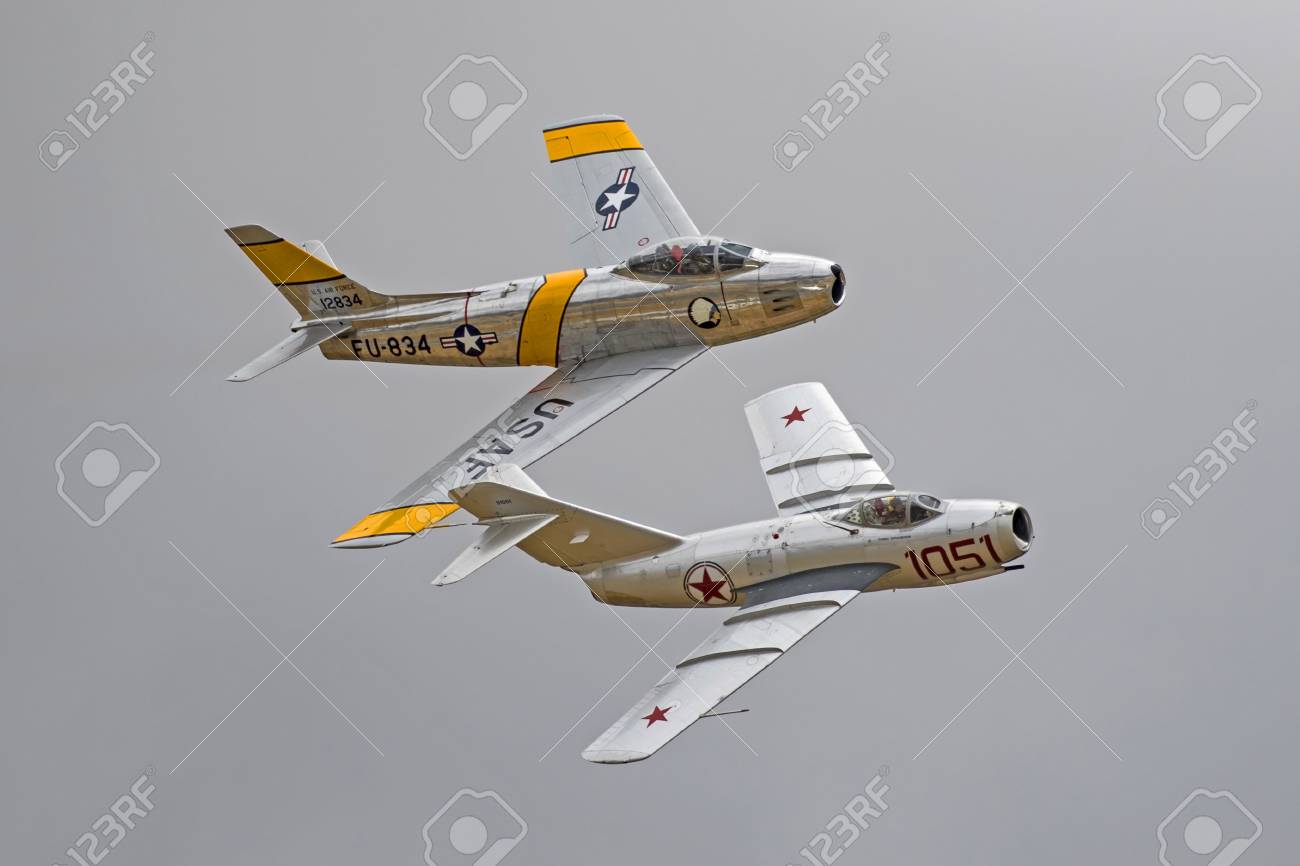 飛行機の朝鮮戦争のジェット戦闘機はロシアのミグと F-86 セイバーの