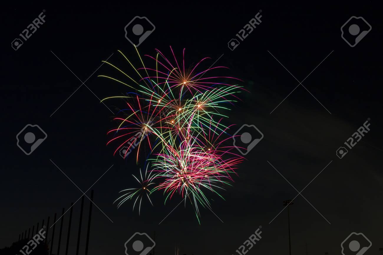 カリフォルニアの空を染め上げる花火 の写真素材 画像素材 Image