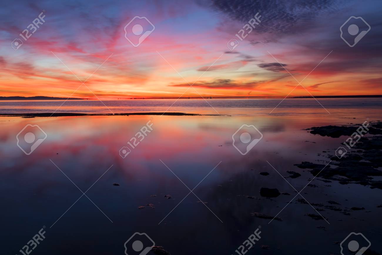 ソルトン海の砂漠の海岸での日の出 の写真素材 画像素材 Image ソルトン海の砂漠の海岸での日の出 の写真素材 画像素材 Image