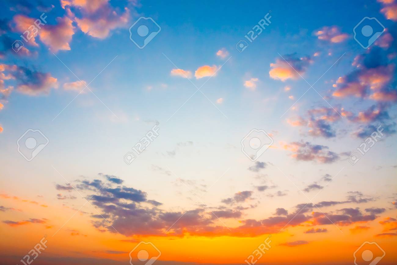 青、オレンジと黄色の明るい色の夕焼け空の写真素材・画像素材