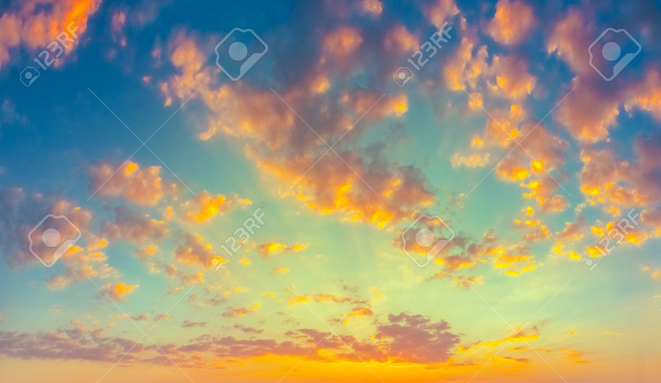 Ciel Bleu Clair Orange Et Jaune Soleil Instant Photo Image Teintee Banque D Images Et Photos Libres De Droits Image