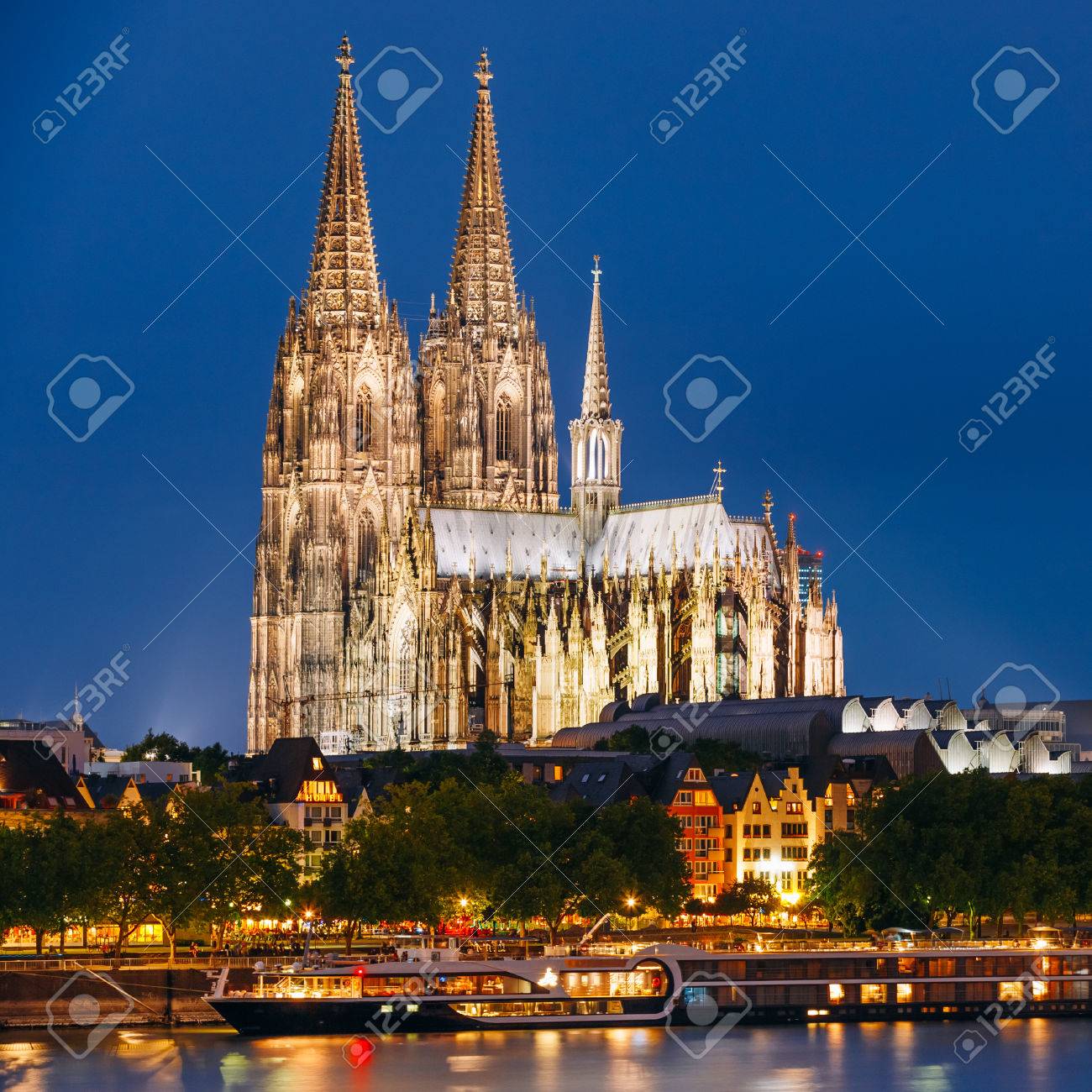 ドイツのケルン大聖堂の夜景 ヨーロッパ の写真素材 画像素材 Image