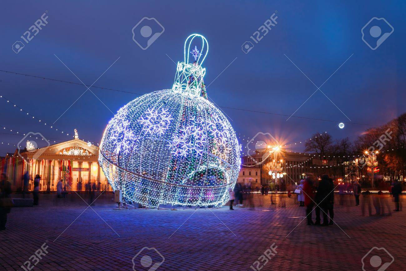 Citta Di Natale.Immagini Stock Illuminazioni Citta Di Natale Come Una Grande Palla Di Natale Decorazioni In Citta Oktyabrskaya Piazza Nel Centro Di Minsk Bielorussia Image 50013026