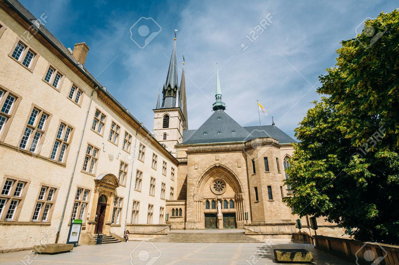 ノートルダム大聖堂 ルクセンブルクはローマ カトリックの大聖堂です ルクセンブルクの大公国 もともとはイエズス会教会 1613 年の基礎が築かれました の写真素材 画像素材 Image