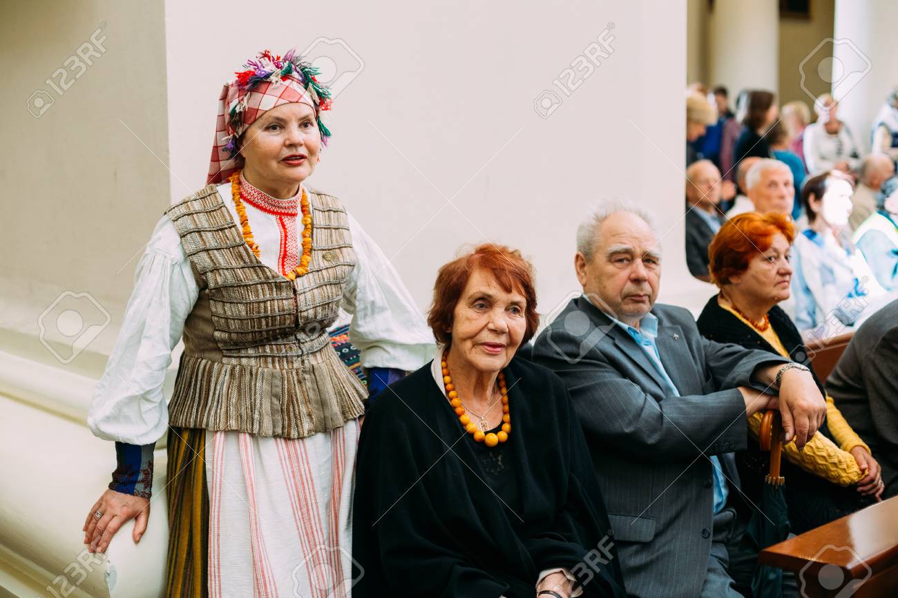 ヴィリニュス リトアニア 女性の伝統的な民族衣装に身を包んだ の写真素材 画像素材 Image ヴィリニュス リトアニア 女性の伝統的な民族衣装に身を包んだ の写真素材 画像素材 Image