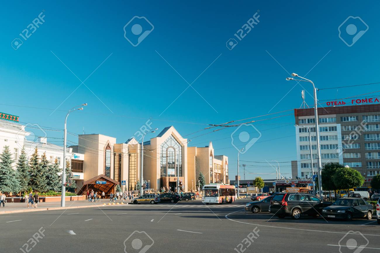 ホメリ ベラルーシ 鉄道駅建物の日当たりの良い夏の日に の写真素材 画像素材 Image