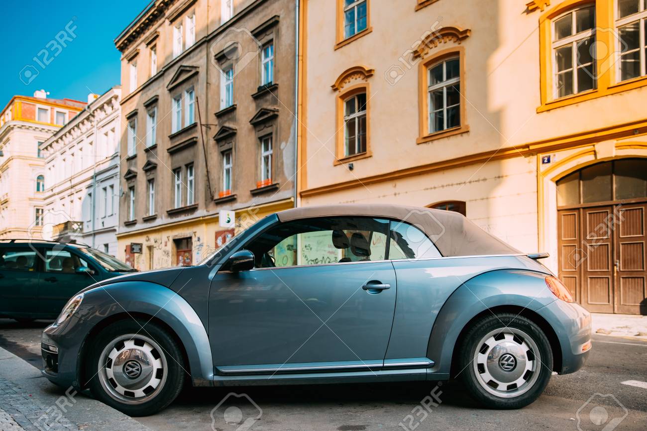 青いフォルクスワーゲン ビートル カブリオレ新車の側面駐車 の写真素材 画像素材 Image