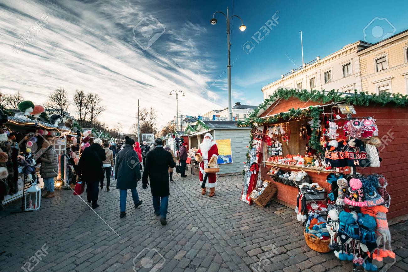ヘルシンキ フィンランド クリスマスクリスマスクリスマスマーケットでキャンディーを与えるサンタクロース の写真素材 画像素材 Image