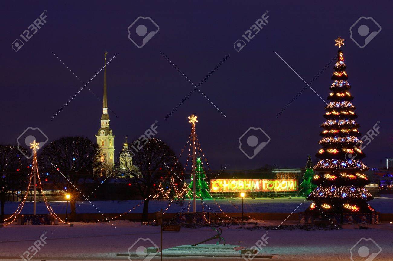 ロシア連邦 サンクトペテルブルクのワシリエフ スキー島都市写真夜の光で唾を吐きかける市クリスマス ツリーの歴史的中心部 の写真素材 画像素材 Image
