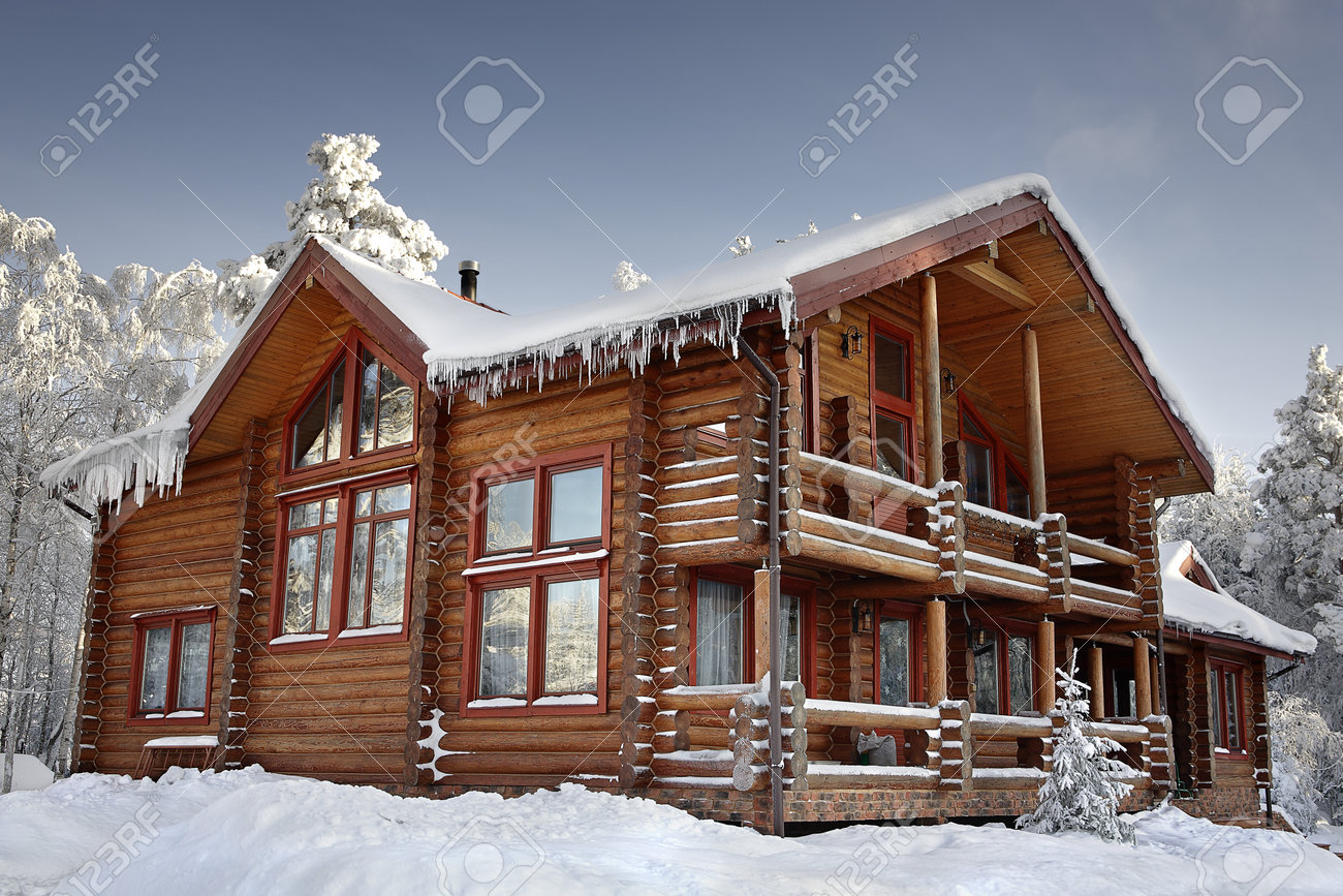 Blockhaus Mit Großen Fenstern, Balkon Und Veranda, Modernes Haus ... Blockhaus Mit Großen Fenstern, Balkon Und Veranda, Modernes Haus ...