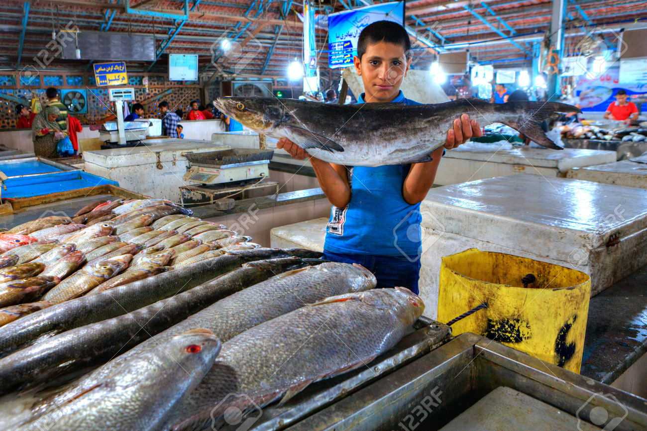 Bandar Abbas, Province De Hormozgan, Iran - 15 Avril 2017: Le Vendeur De  Garçons Présente Du Poisson Frais Au Marché De Poissons D'intérieur. Banque  D'Images Et Photos Libres De Droits. Image 78297663.