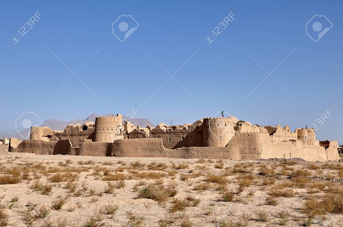 イランの古代の歴史的建造物や観光名所 ヤズド市の近くの砂漠のサリャズド粘土城の遺跡 の写真素材 画像素材 Image