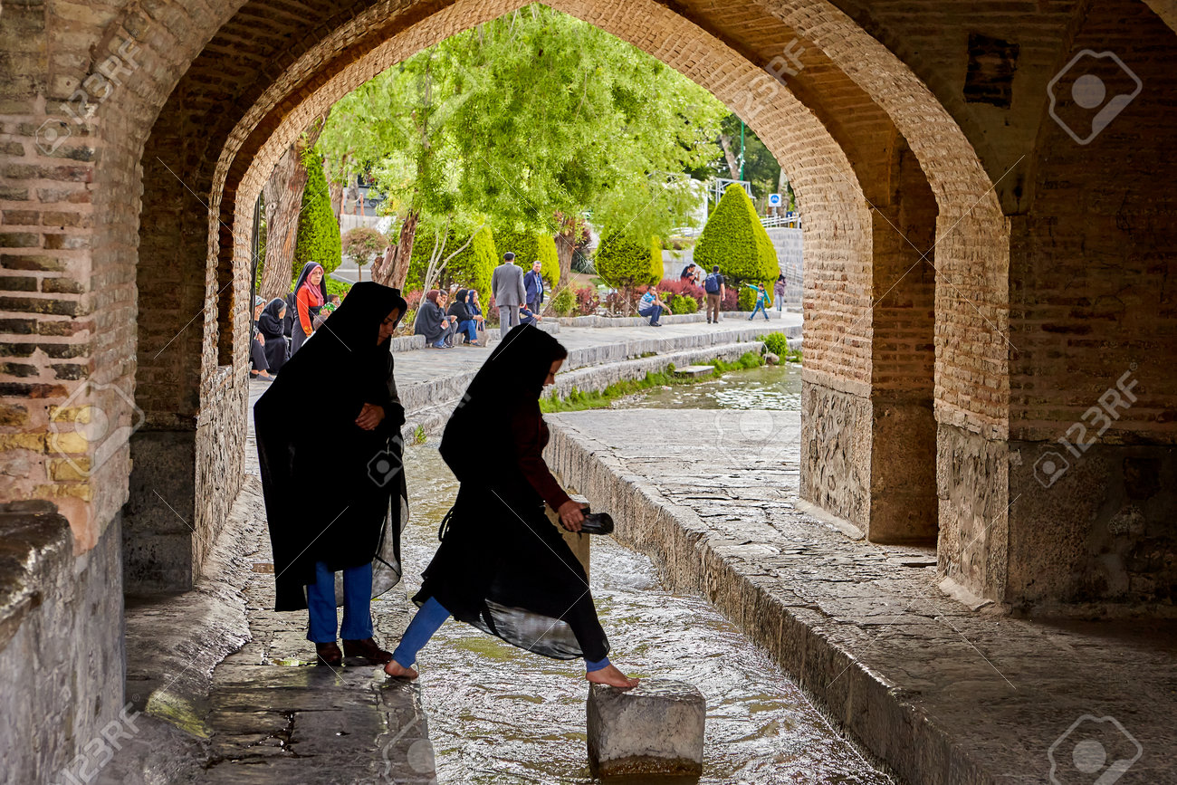 イスファハン イラン 17年4月24日 黒いイスラム教のヒジャーブに身を包んだ2人の若いイラン人イスラム教徒の女性が ザヤンデ川を渡る橋の下で水の流れを飛び越えました の写真素材 画像素材 Image イスファハン イラン 17年4月24日 黒いイスラム教のヒジャーブに身を包んだ2人の若いイラン人イスラム教徒の女性が ザヤンデ川を渡る橋の下で水の流れを飛び越えました の写真素材 画像素材 Image