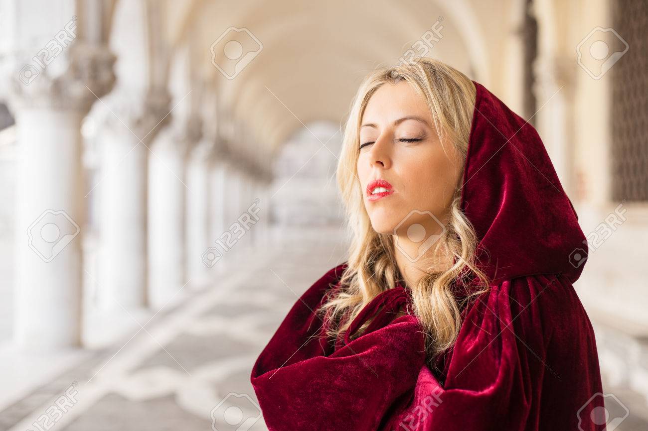 ビンテージ赤マント衣装の女性 の写真素材 画像素材 Image