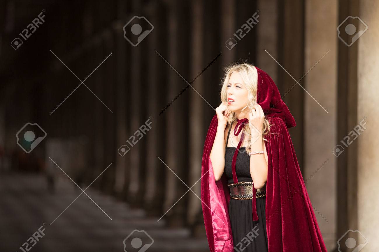 ビンテージ赤マント衣装の女性 の写真素材 画像素材 Image