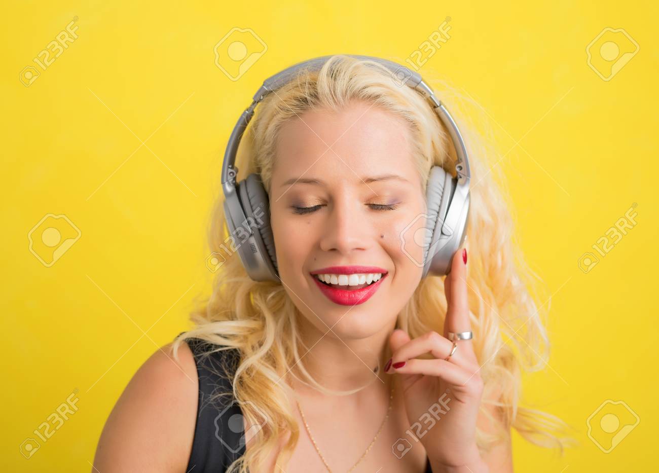 Femme Avec Un Casque Sans Fil Bénéficiant De La Musique Avec Les