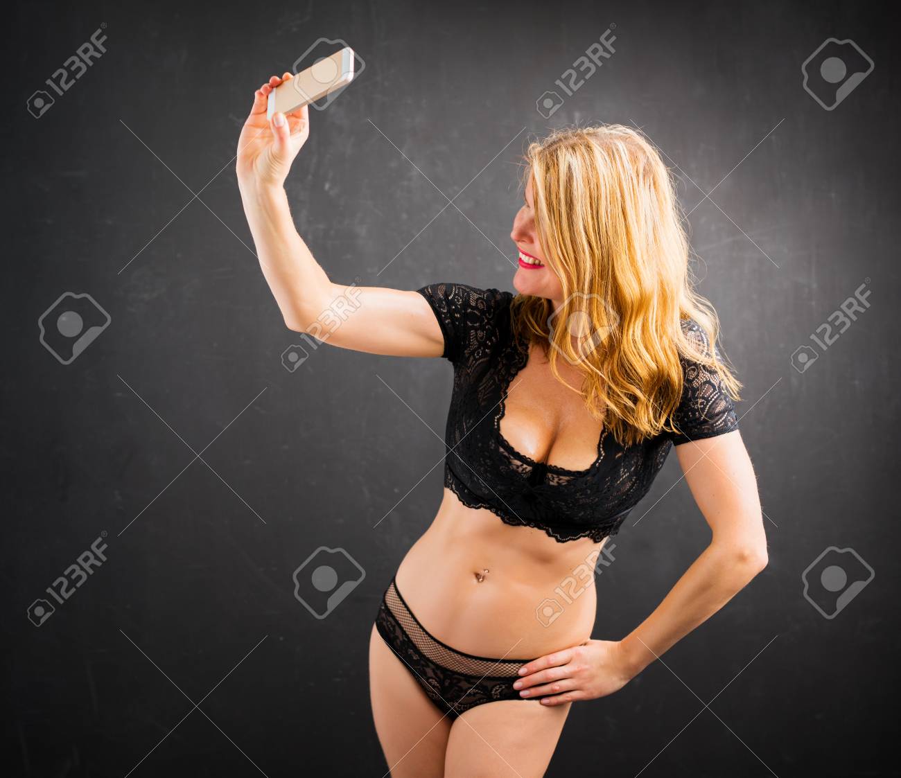 Mujer En Lencería Tomando Selfie Con Teléfono Móvil Fotos, Retratos, Imágenes Y Fotografía De Archivo Libres De Image 98169689.