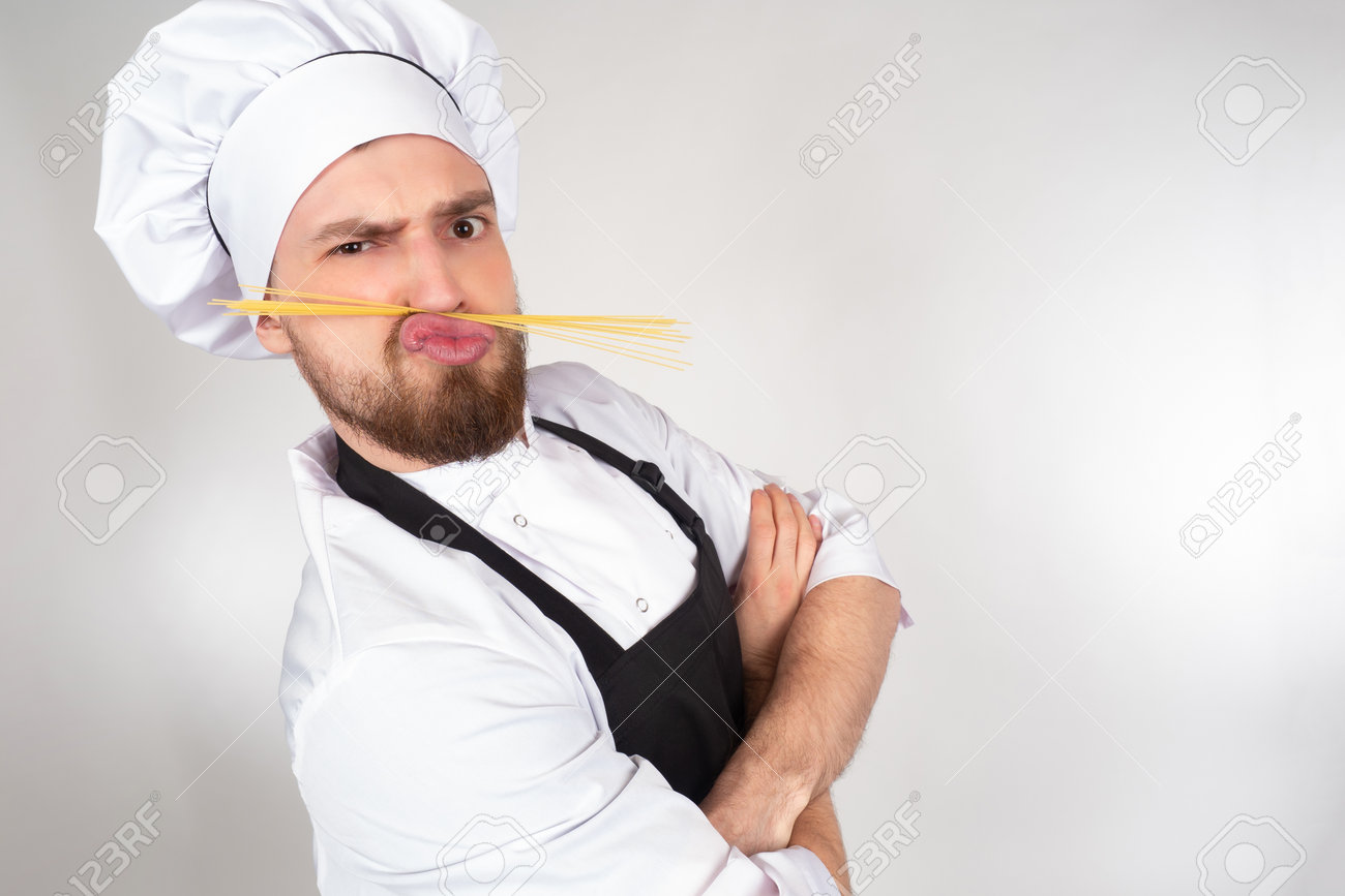 O chef barbudo está brincando. o chef fez um bigode de espaguete. o cozinheiro faz rostos. humor culinário. um homem em um terno de chef com um bigode de macarrão. cozinheiro engraçado no fundo claro com lugar para o texto. - 162041849 O chef barbudo está brincando. o chef fez um bigode de espaguete. o cozinheiro faz rostos. humor culinário. um homem em um terno de chef com um bigode de macarrão. cozinheiro engraçado no fundo claro com lugar para o texto. - 162041849