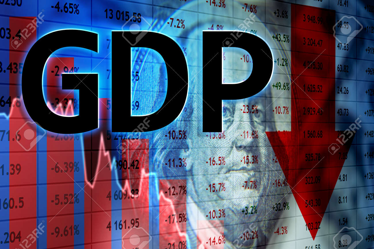 1인당 GDP 규모는 미국 국내총생산(GDP) 하락으로 인한 미국 위기로 인한 프랭클린 경기 침체를 배경으로 GDP의 빨간색 하락 차트  로고를 인용하여 하락 테이블입니다. 로열티 무료 사진, 그림, 이미지 그리고 스톡포토그래피. Image 167922401