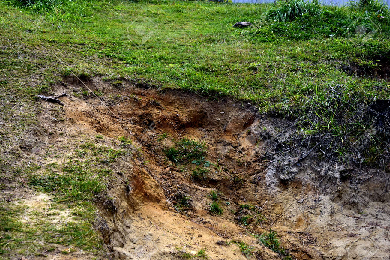 池の岸の土壌侵食の写真素材・画像素材 Image 156770483
