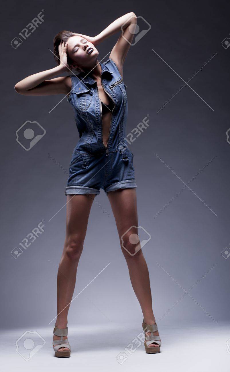 ブルー ジーンズ 美容女の子スリムな胴体の表彰台でポーズでモデル 10 代のファッション の写真素材 画像素材 Image ブルー ジーンズ 美容女の子スリムな胴体の表彰台でポーズでモデル 10 代のファッション の写真素材 画像素材 Image