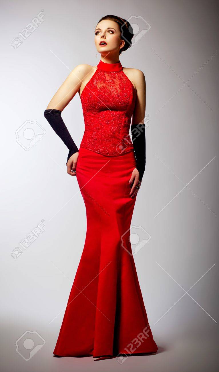 Belle Mariée En Robe De Mariée Rouge Longue Féminité Et Lélégance