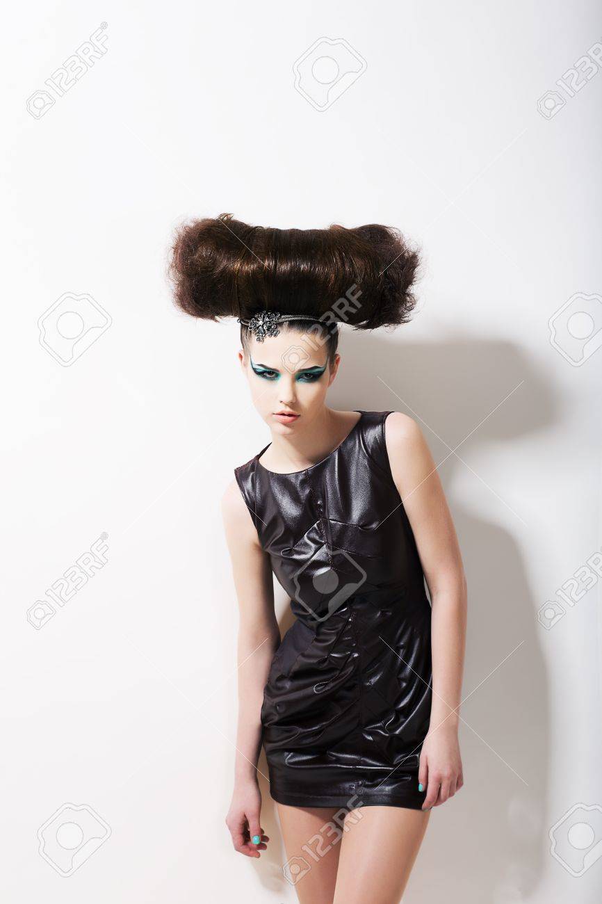 モダンなスタイル パンクのヘアスタイルのおかしな華やかなファッション モデルです 創造性 の写真素材 画像素材 Image