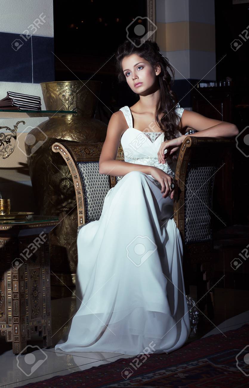 Assis Robe BlancheRestaurant En Aristocratique De Intérieur Style MariageMariée knO0P8w