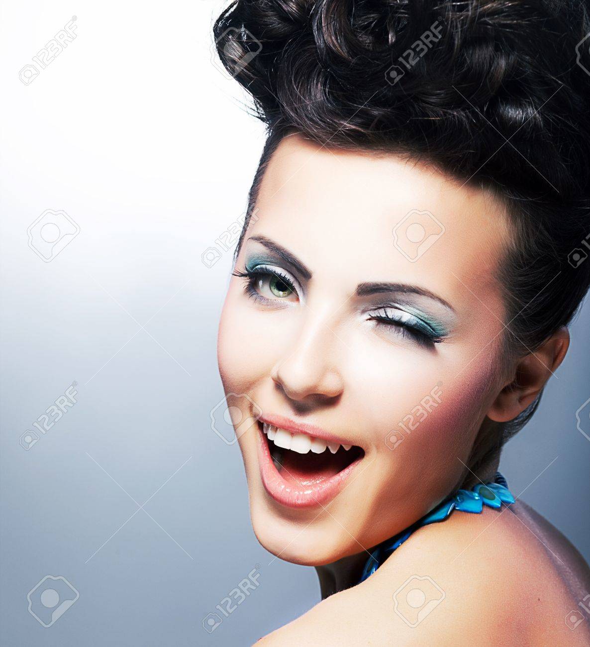 喜び 幸せな軽薄なコケット笑みを浮かべてください いぶかしげな笑顔 の写真素材 画像素材 Image