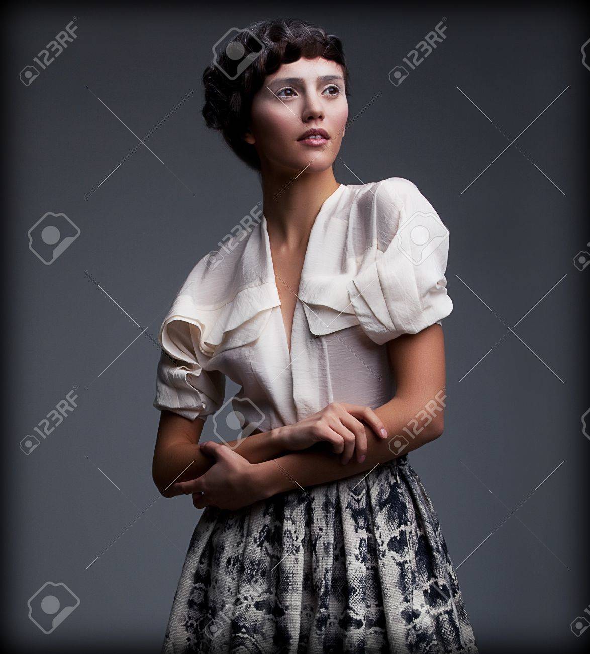 懐かしさ スタイリッシュな編組ヘアスタイルでレトロな衣料品の絶妙なミニスタイルとスタイルの女性 の写真素材 画像素材 Image