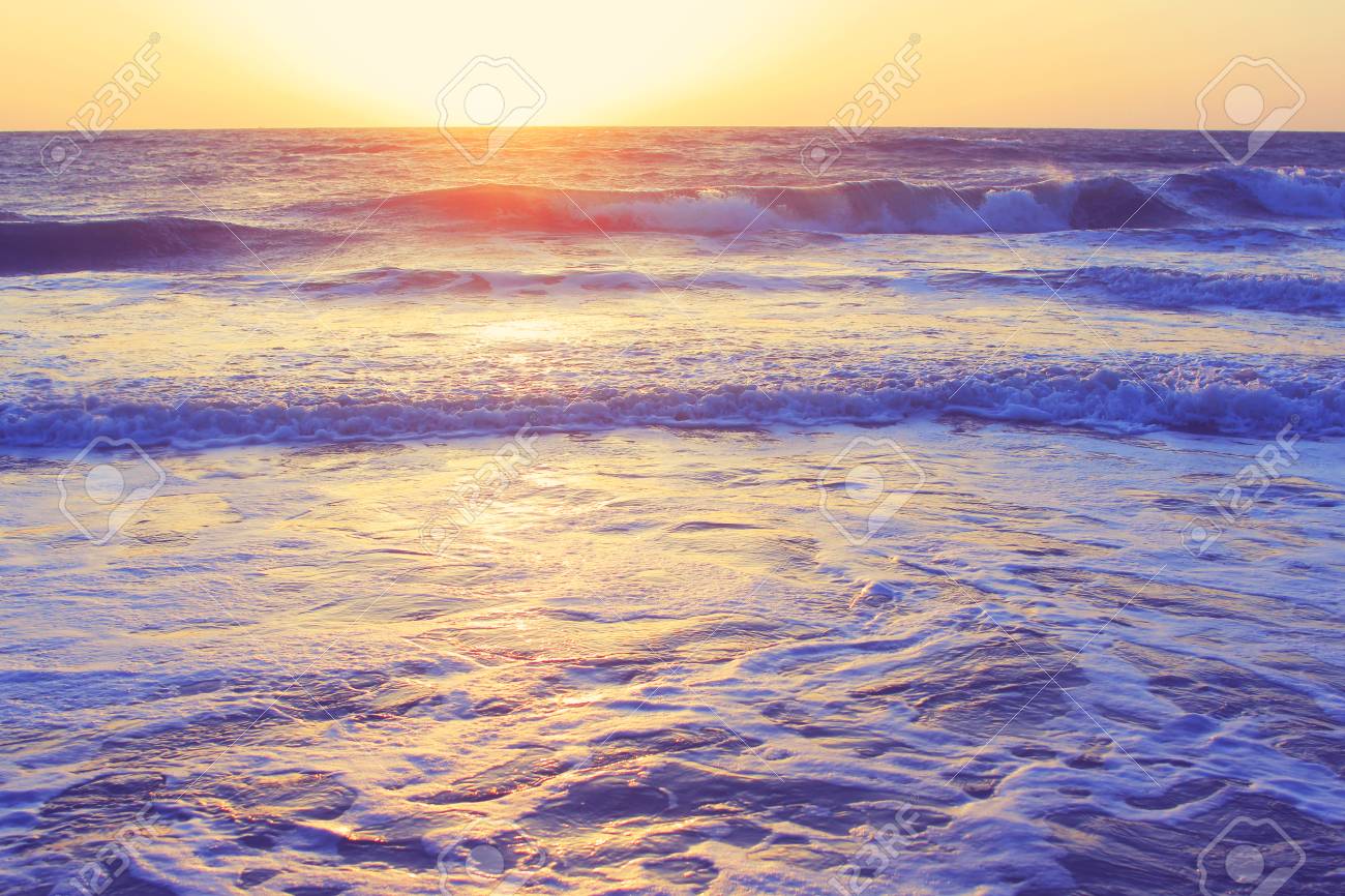 抽象的な海海波背景夕方日の入り日の出ビンテージ フィルター の写真素材 画像素材 Image