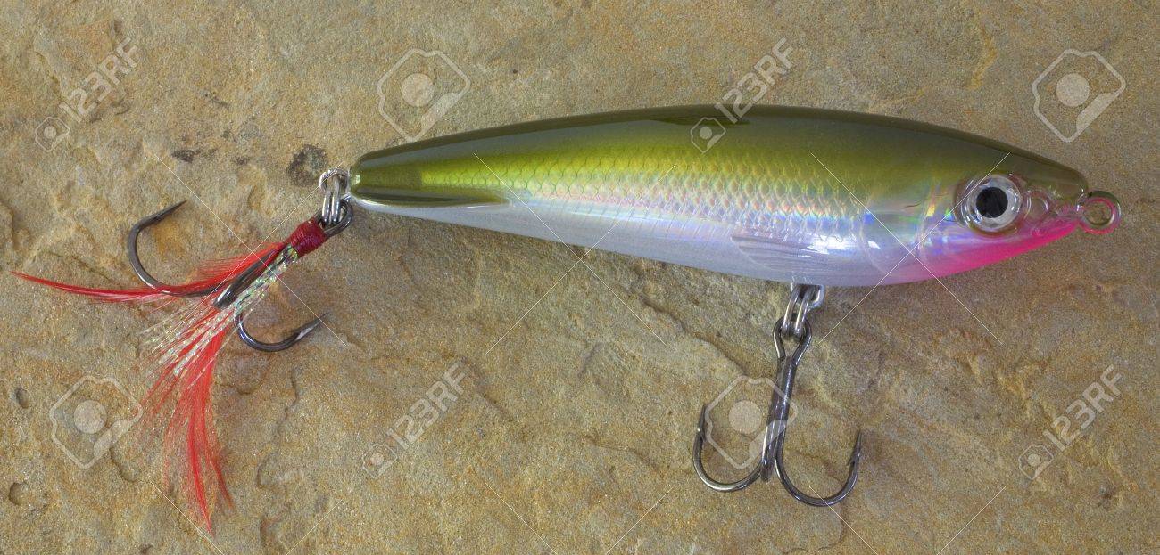 トレブル フックとルアーとピンクの腹を釣り の写真素材 画像素材 Image