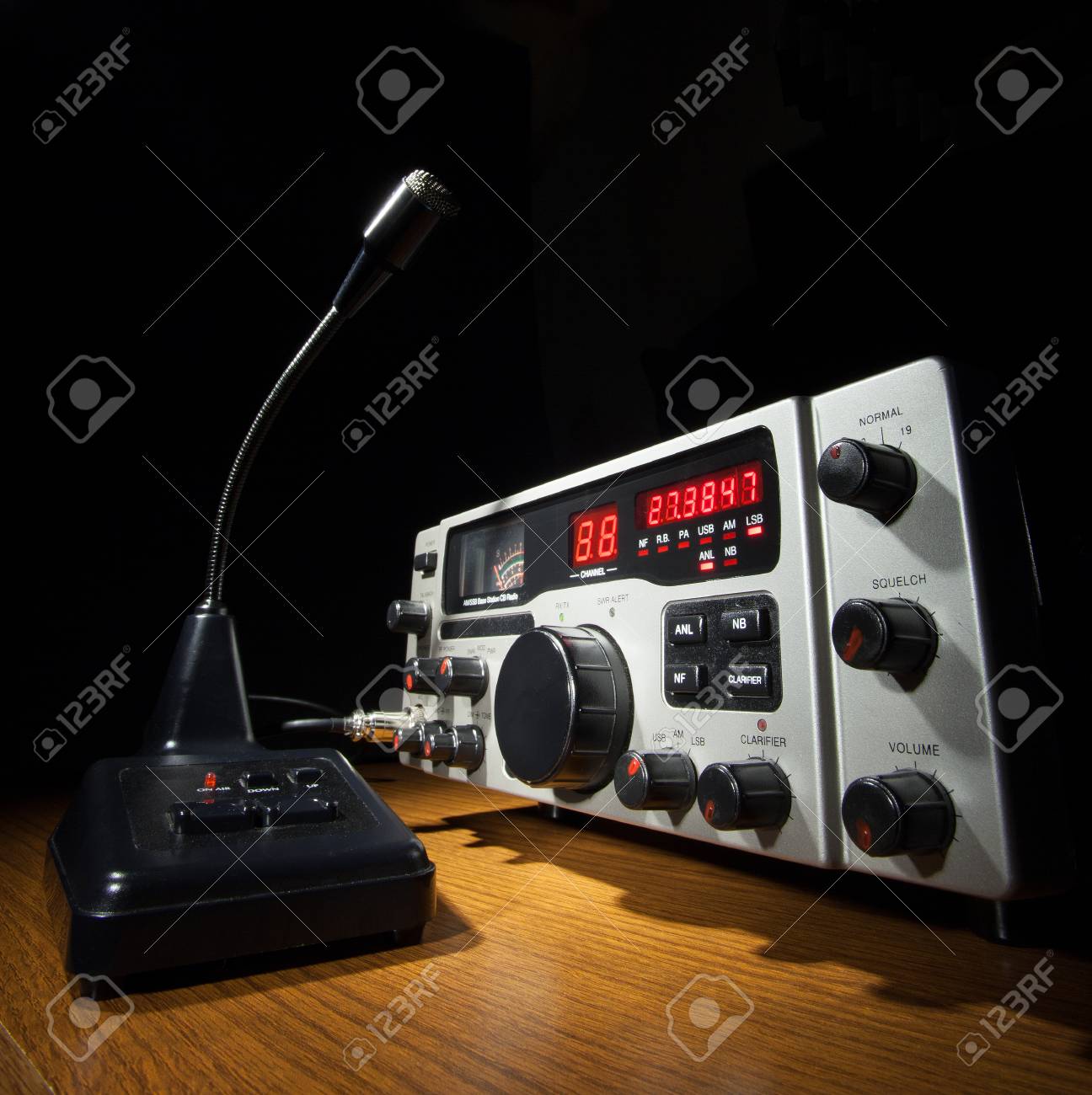 赤の周波数カウンター 近くにマイクとラジオ の写真素材 画像素材 Image 29382037
