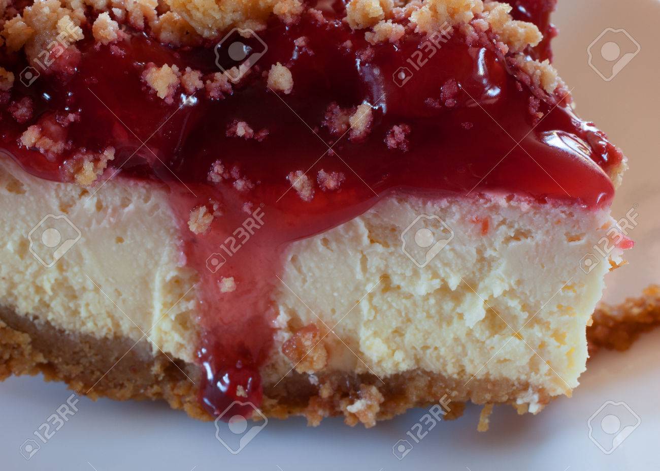 グラハム クラッカーの皮とクローズ アップさくらんぼのチーズケーキ の写真素材 画像素材 Image
