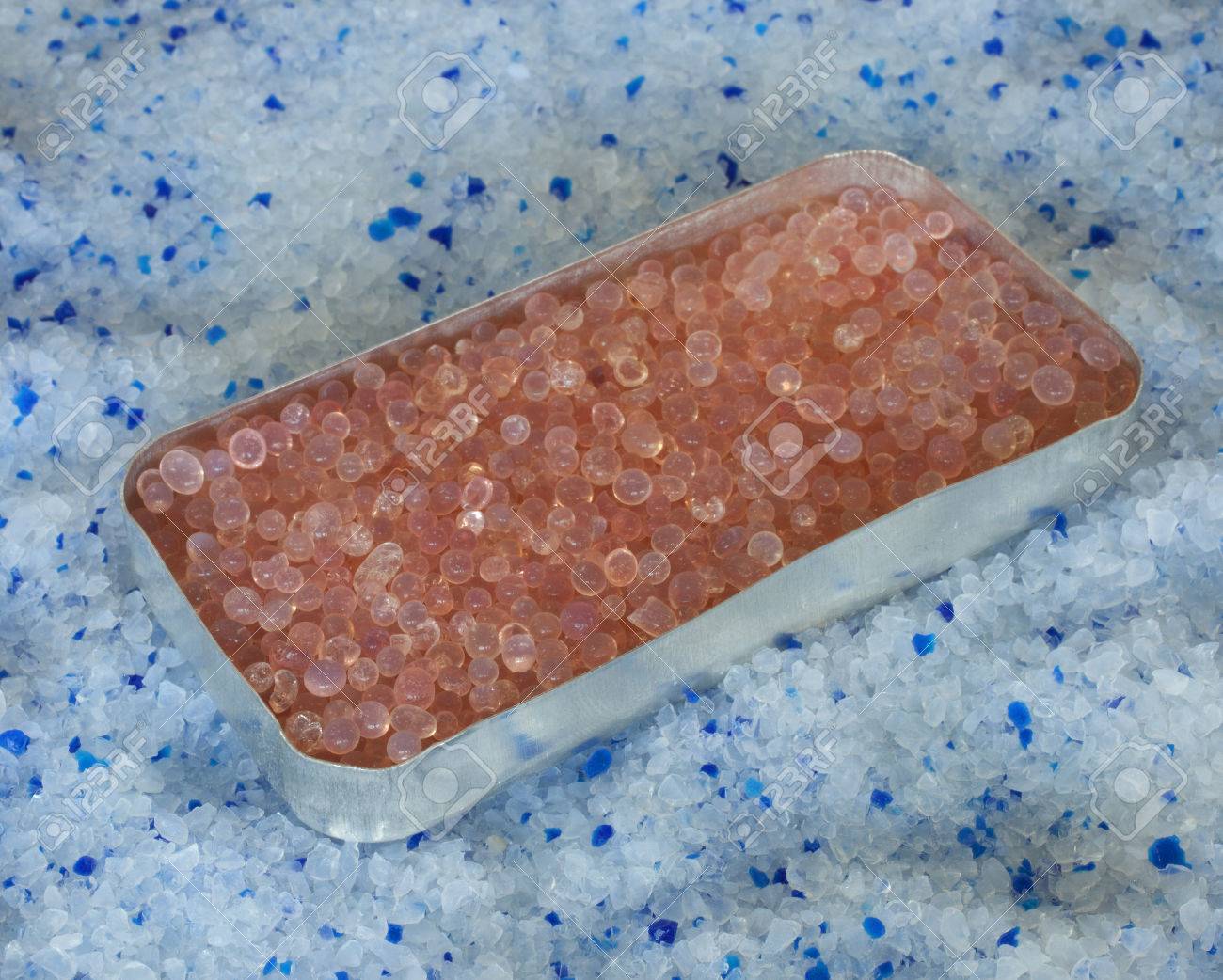 ピンクのキティのくずが飽和状態になり シリカゲル の写真素材 画像素材 Image