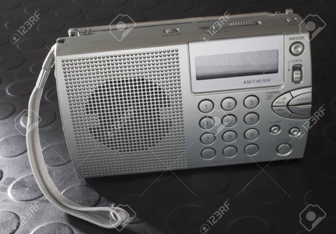 電池式のラジオなど短波ラジオ放送を拾うことができます の写真素材 画像素材 Image