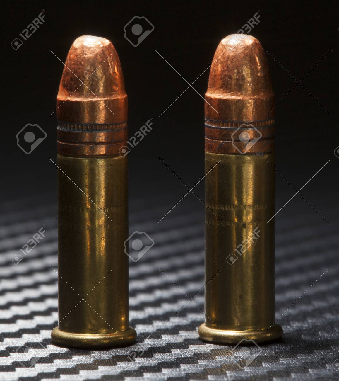 2 銃リムファイアー式薬きょうで使用される 2 つのリムファイアー式薬きょうカートリッジ の写真素材 画像素材 Image