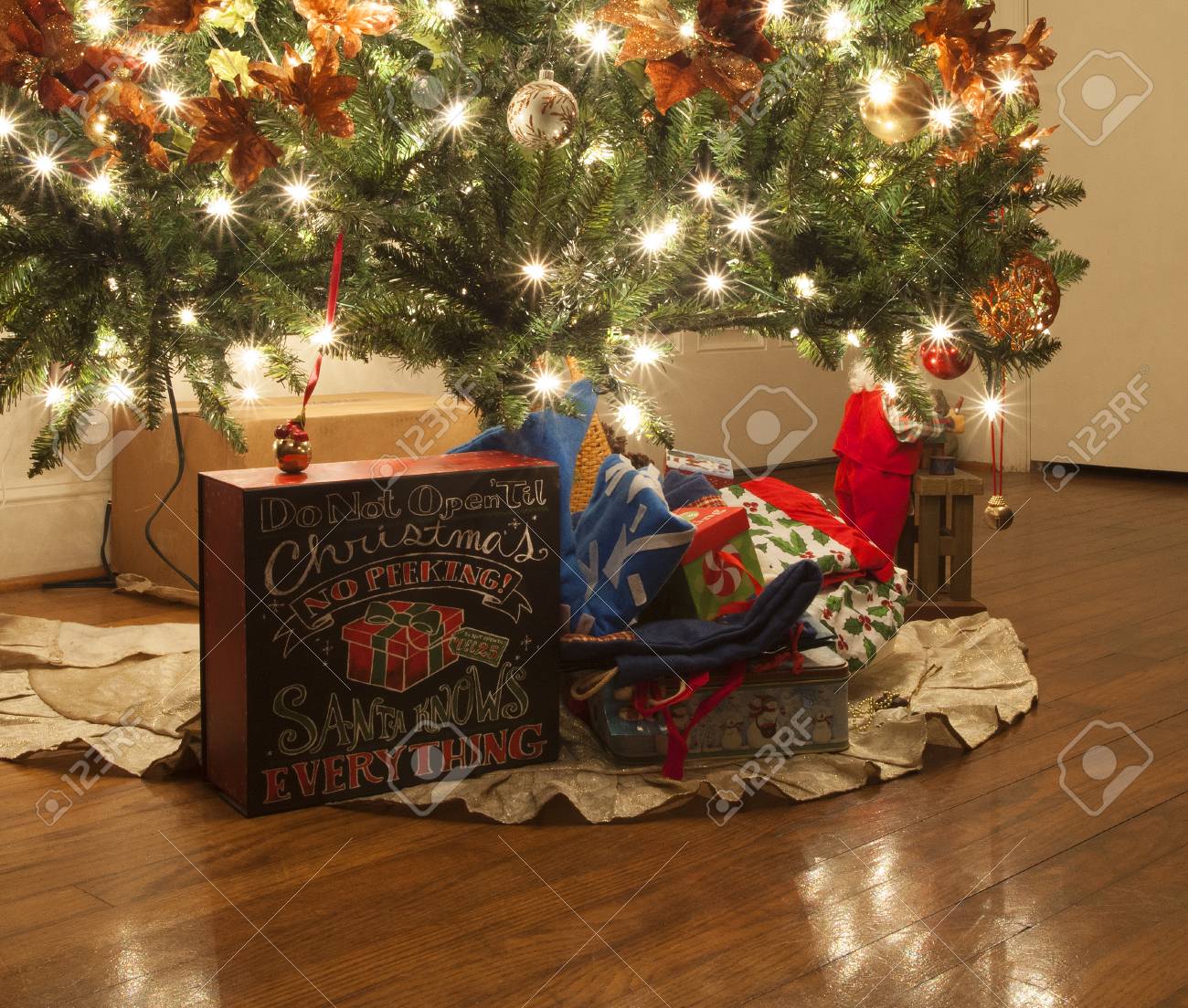 Weihnachtsbaum Mit Weißen Lichtern Und Bronzedekorationen Mit Geschenken  Lizenzfreie Fotos, Bilder Und Stock Fotografie. Image 49984666.