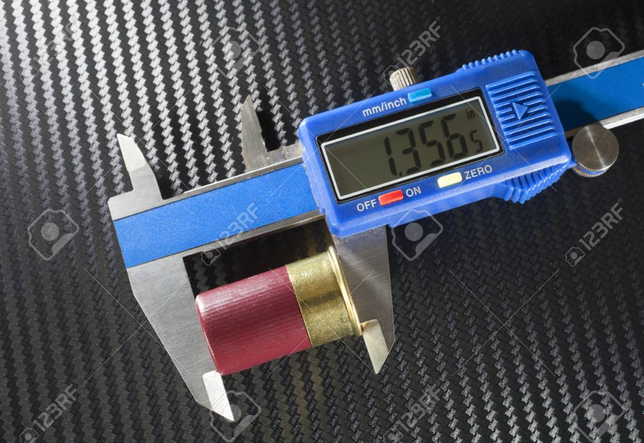 デジタル ノギスで測定されている散弾銃の弾薬 の写真素材・画像素材 