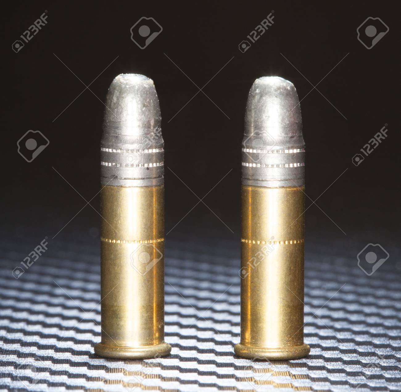 22 口径の銃のリムファイアー式薬きょうカートリッジ上に弾丸を導く の写真素材 画像素材 Image