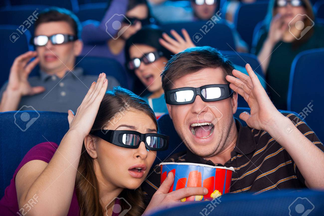 だから現実的な映画 映画館で映画を一緒に見ながらジェスチャー三次元のメガネのショックを受けた若者たち の写真素材 画像素材 Image